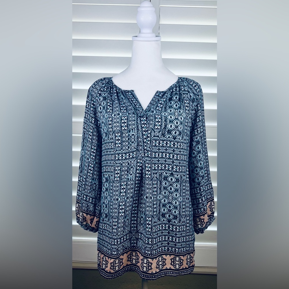 Violet + Clair Sz M Flowy Blouse